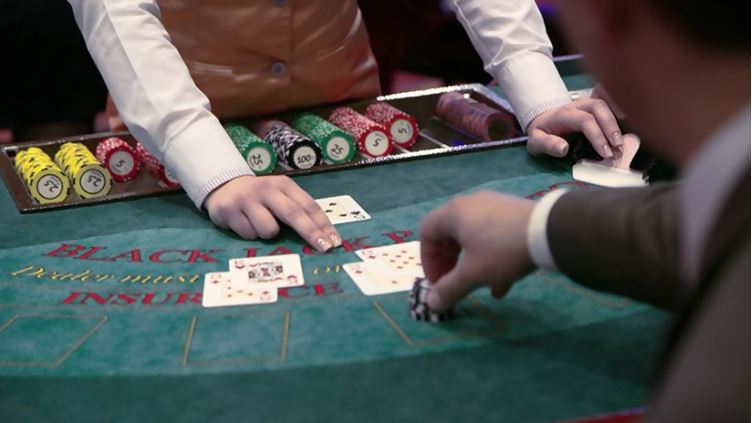 How does card shuffling devices operate at online gambling establishments?